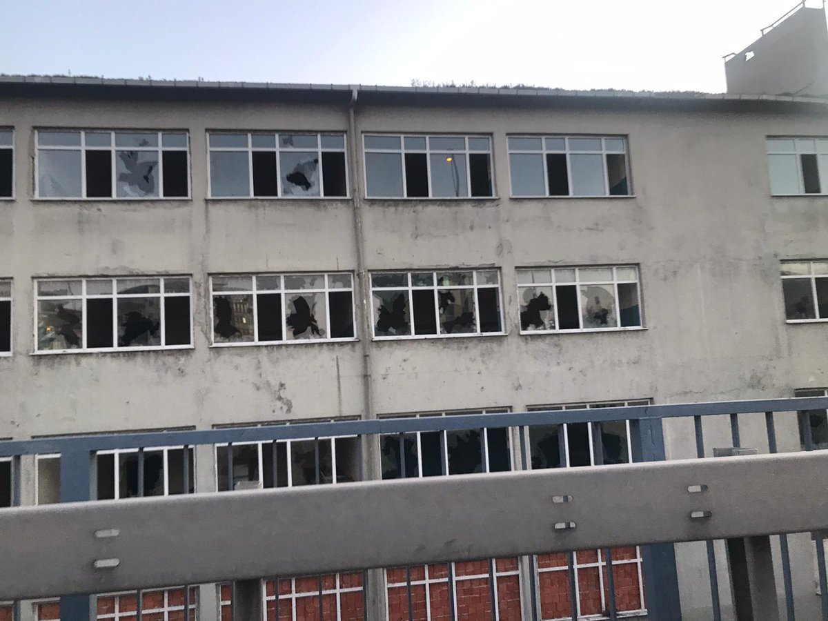 Öğrenciler ve öğretmenler daha fazla mağdur edilmesin!
Şişli Endüstri Meslek Lisesi bizim için çok değerli . Mevcut hali yürek burkuyor😓Lütfen görün, duyun!

#barakadeğilokulistiyoruz #barakadanamerikaya