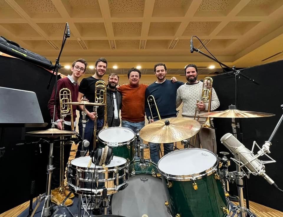 Felicissimi di condividere il nostro nuovo percorso artistico e discografico con il giovane talento bresciano Antonio Mascherpa. Welcome to #QdBs 😎