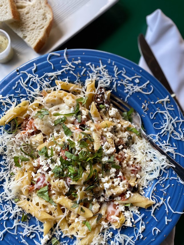CafeVeloce's tweet image. Looking for a lighter pasta? The La Buona Donna is perfect!

A combination of penne pasta sautéed in olive oil, Roma tomatoes, artichokes, anchovies, garlic, and black olives, topped with provolone, feta, basil, and herbs!

#cafeveloce #labuonadonna #pasta #oliveoil