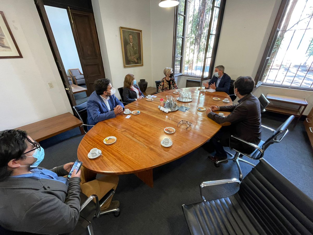 MundoFAU_uchile's tweet photo. La Vicedecana #FAU, Carmen Paz Castro, el Director #DARI, Daniel Opazo, y el Director #DEXVM, Alberto @texidozlatar, se reunieron con la Embajadora de Croacia en Chile, Mira Martinec y el Consejero Domagoj Vincenzo 🇨🇱🇭🇷 para coordinar actividades culturales conjuntas. @MVEP_hr https://t.co/sgk8kbLz4E