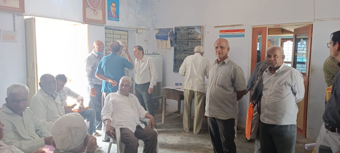 PKalol's tweet photo. 'સરકાર આપના દ્વાર' અભિગમ હેઠળ આજ રોજ  પ્રાંત કચેરી,કલોલ દ્વારા સીટી સર્વે સુપ્રી.,કલોલના સંકલનમાં રહી મોજે- નારદીપુર તા-કલોલ ખાતે "શ્રીસરકાર" થયેલ મિલકતો માટે ખાસ કેમ્પનું આયોજન કરી સ્થળ પર જ જરૂરી આધાર પુરાવા મેળવી લોક સુનાવણી રાખવામાં આવેલ.@CollectorGnr https://t.co/b6wOgqAh4V
