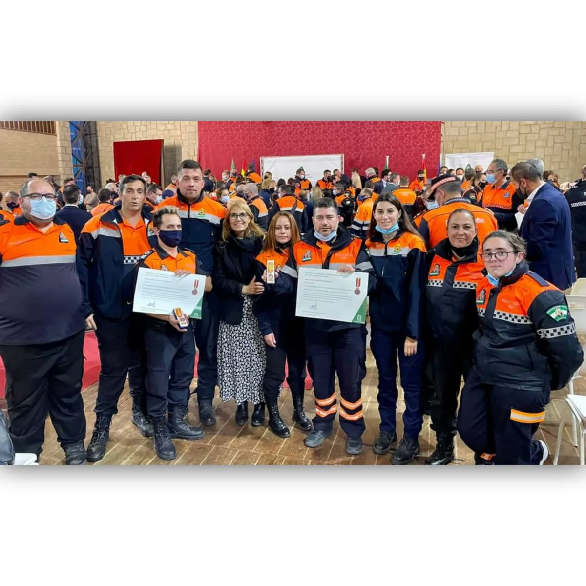 PcLaAlgaba's tweet photo. Un reconocimiento con grandes valores contenidos en los que se puede describir una inmensidad de dedicación , entrega incondicional ante una crisis la cual ha golpeado fuertemente a un gran número de personas incluso a las que hoy no están con nosotros por tales circunstancias https://t.co/ZeH7OQW2uK