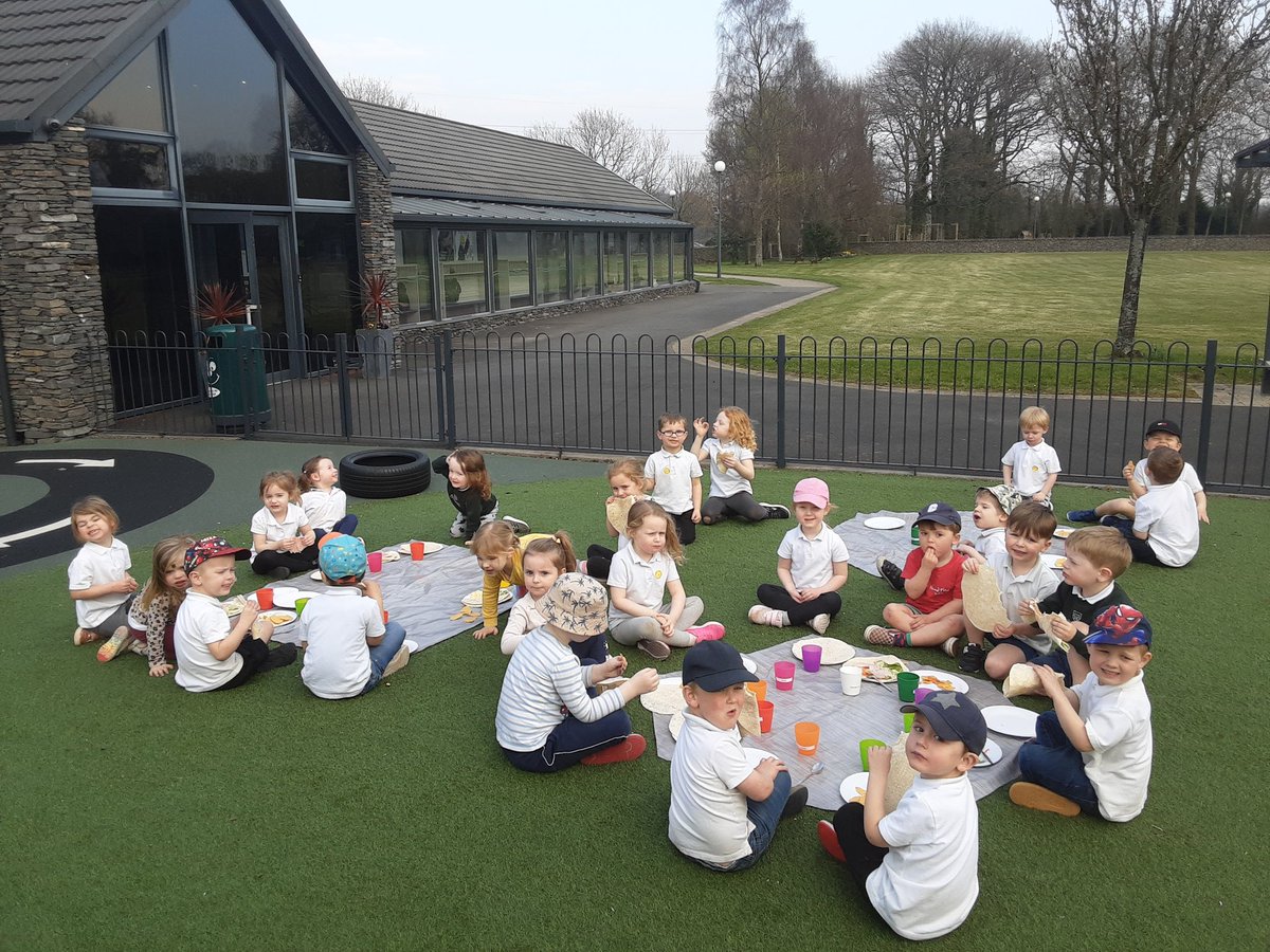Owls love picnicking #HealthyBodyHappyMe 
@NDNAtalk @AshbridgeOutdo1 @ashbridgeschool
