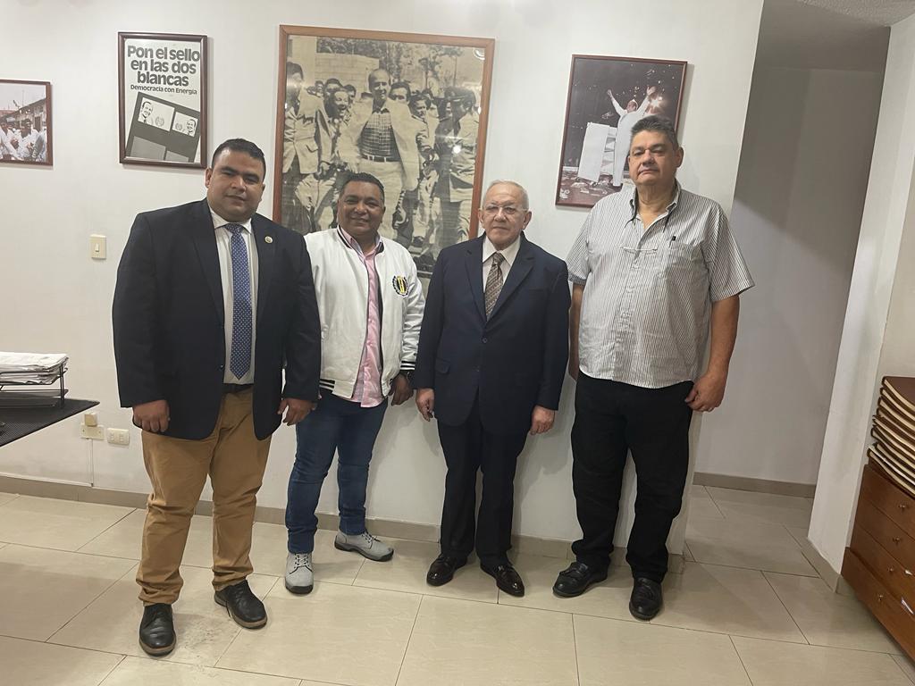 adbernabe's tweet photo. En mesa redonda afinando estrategias para el CDN de  #AcciónDemocrática el próximo #2Abril, en la casa "Carlos Andrés Pérez, con los compañeros @cleverlaraad, @OrangelSalasB y @jesusbrito_ad, todos miembros del #CEN.
Por una Venezuela libre y de los venezolanos.
#ManosALaObra https://t.co/aSF5r8YbRO