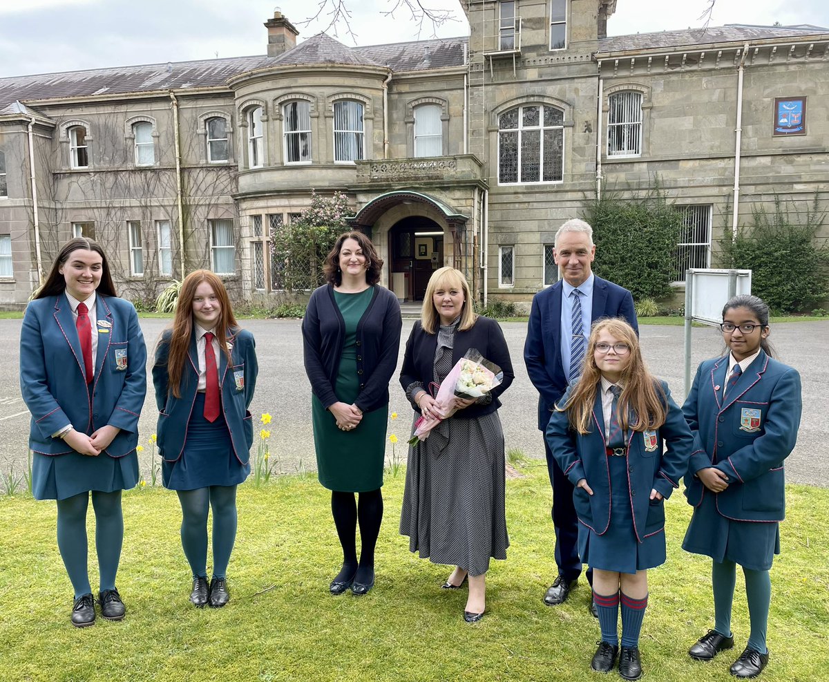 Education_NI's tweet photo. Education Minister was welcomed at Hunterhouse College by Principal Andrew Gibson, staff and pupils. The Minister toured the school, watched CPR &amp; defibrillator training and had a discussion with the Senior Team about the emotional health and wellbeing of the students. https://t.co/MvTanhTArX