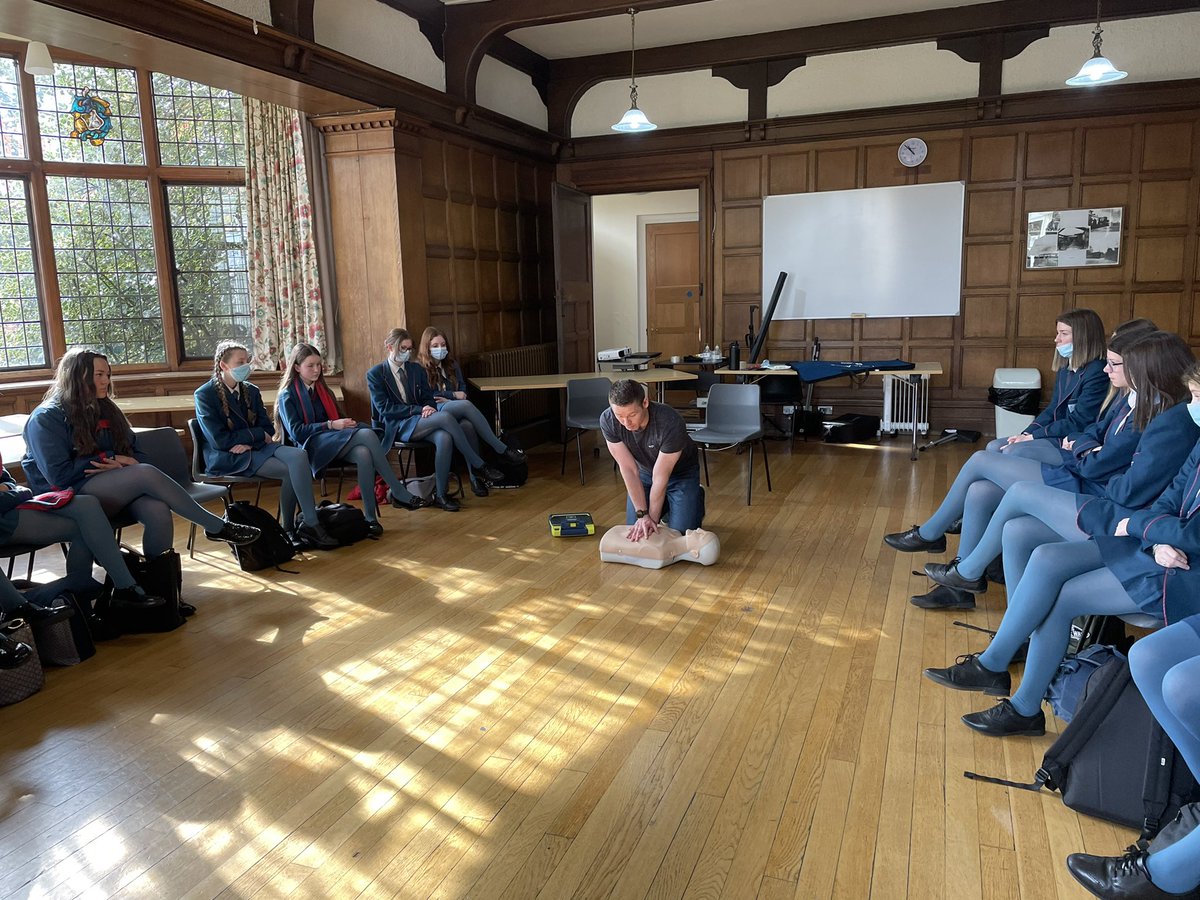 Education_NI's tweet photo. Education Minister was welcomed at Hunterhouse College by Principal Andrew Gibson, staff and pupils. The Minister toured the school, watched CPR &amp; defibrillator training and had a discussion with the Senior Team about the emotional health and wellbeing of the students. https://t.co/MvTanhTArX