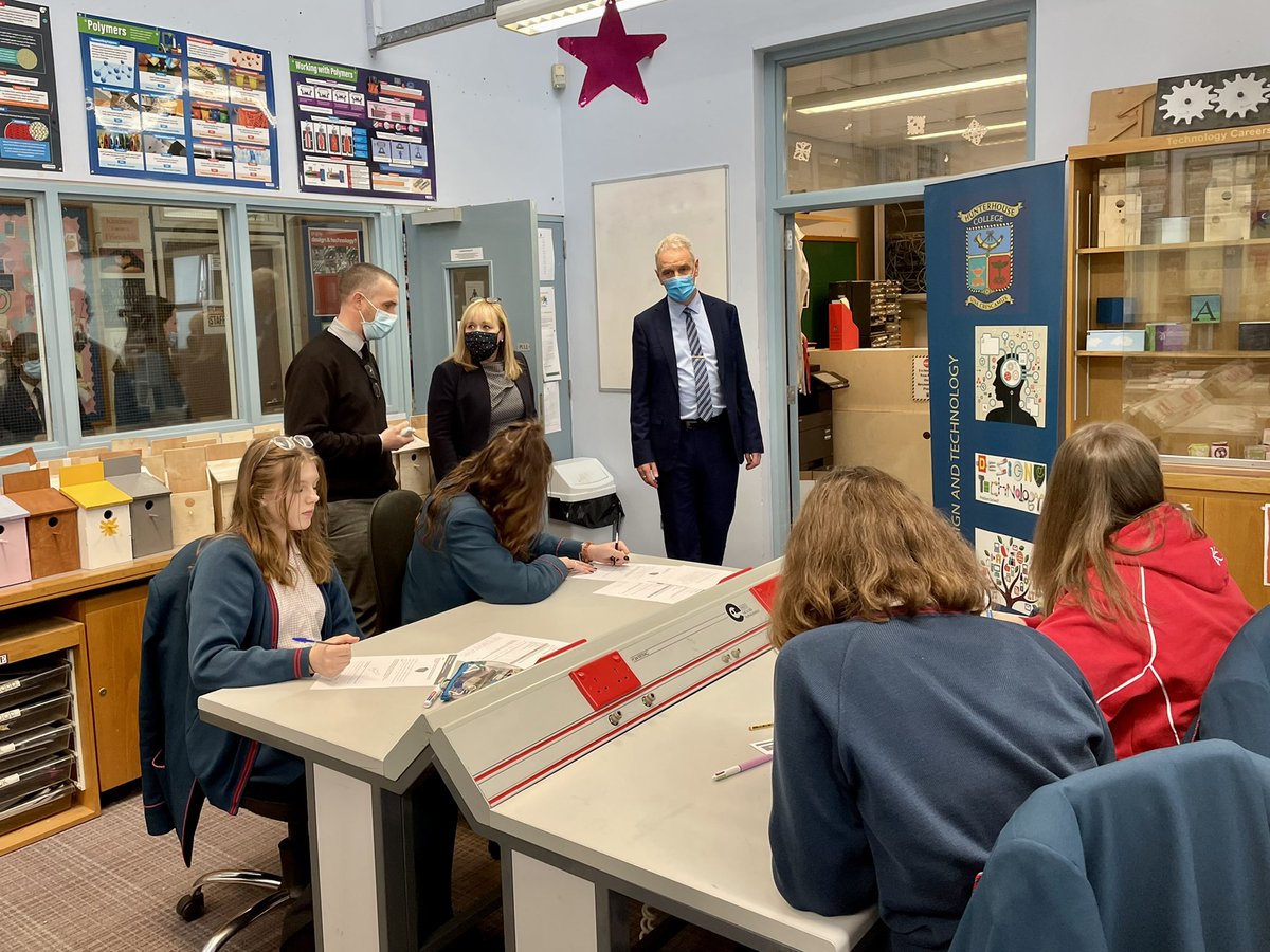 Education_NI's tweet photo. Education Minister was welcomed at Hunterhouse College by Principal Andrew Gibson, staff and pupils. The Minister toured the school, watched CPR &amp; defibrillator training and had a discussion with the Senior Team about the emotional health and wellbeing of the students. https://t.co/MvTanhTArX