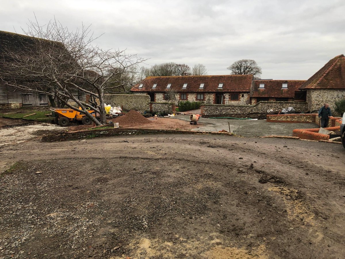 The first of the cobbles have been laid at Charlton Court and they look stunning 🤩

➡️ swipe to see the ground preparations.

#msbc #visitsussex #chichester #construction