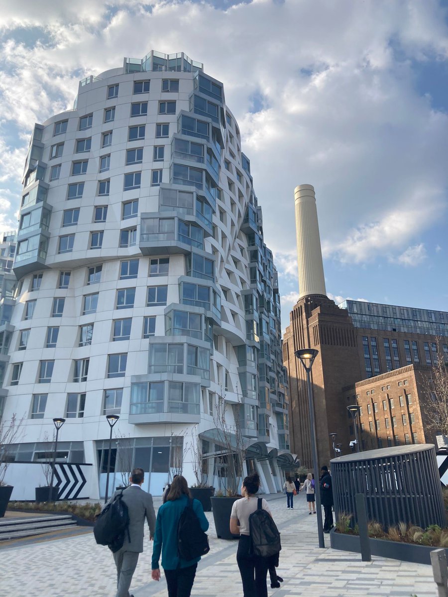 ftipropcomms's tweet photo. We enjoyed the sunshine at #BatterseaPowerStation yesterday, checking out the architectural masterpieces by #FrankGehry. Read more on his "love letter to London" and first residential project in the UK, in this weekend's Financial Times @htsi or online - https://t.co/kzwsVAZSi7 https://t.co/HYxWleuEr7