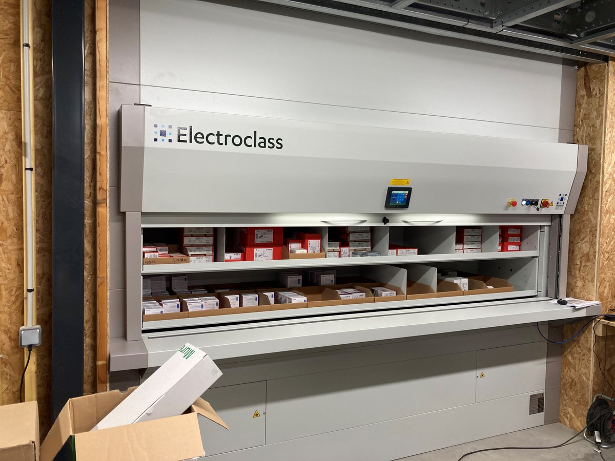 Electroclass_'s tweet photo. ❗ Actu client : installation d'un stockeur rotatif HD40 avec le poste de consultation encastré dans le magasin client afin d'optimiser les préparations de commande pour le matériel électrique. 🔌 ⚡
+ d'infos par ici 👇https://t.co/tIV96ZGKdd
#stockeurotatif  #industrie40 https://t.co/jGiJszOCcm