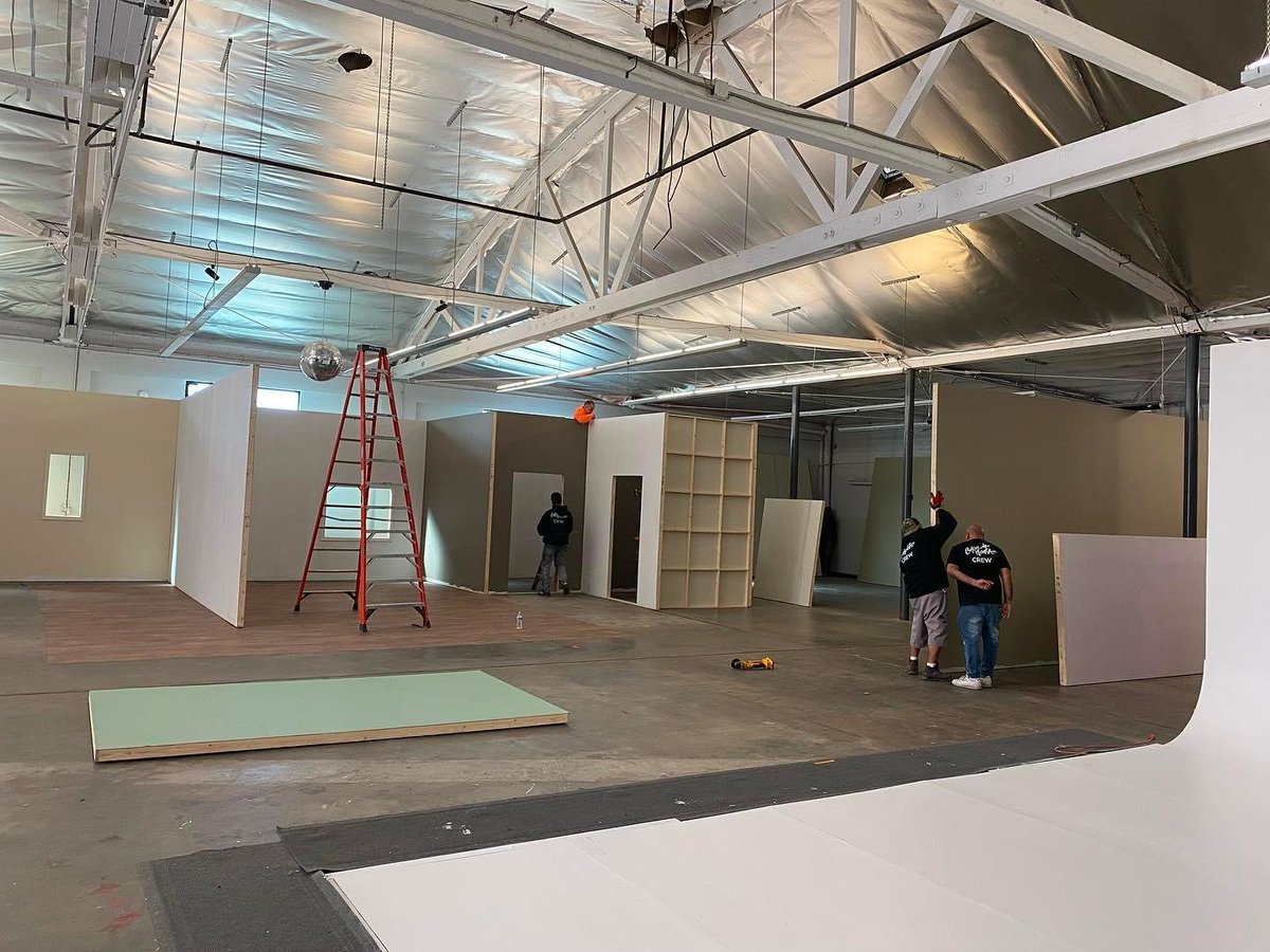 Our Hola Metaverso event space is at film studio @avenidaprod here in Los Angeles.

Check out this photo from last month as it was being built out!

#web3 #IRL #losangelesevent