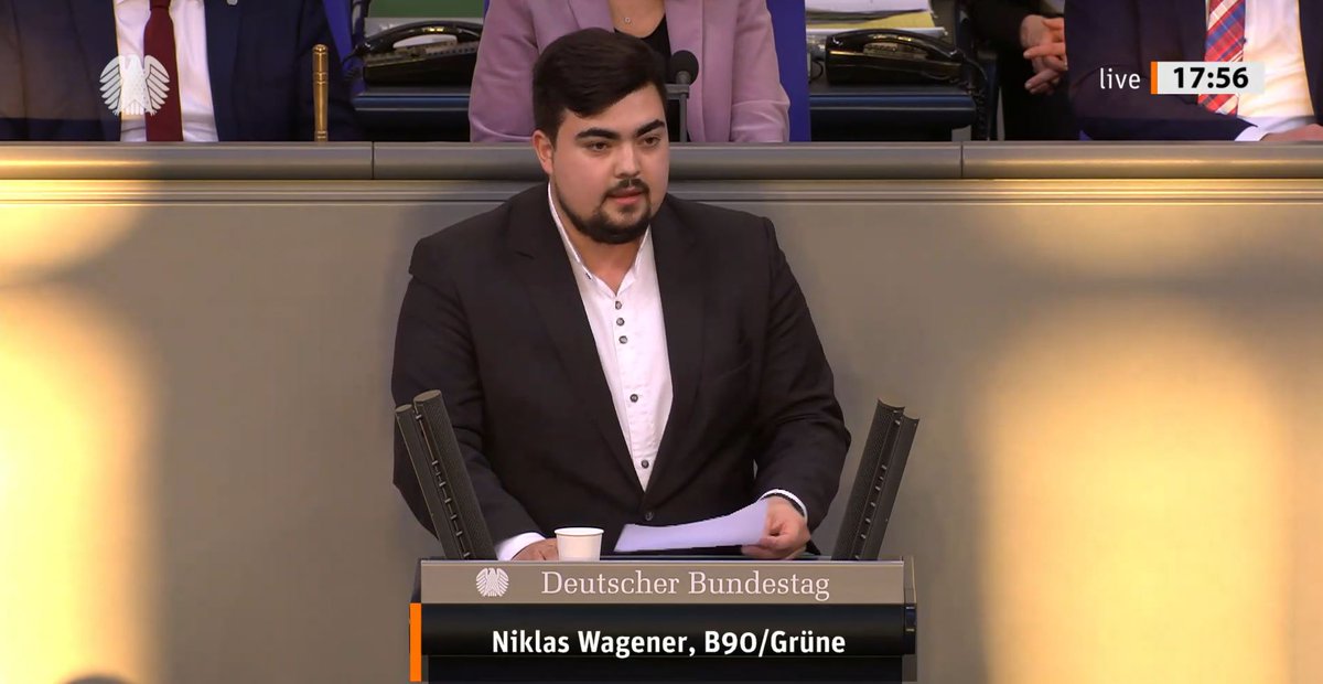 Der Bundestagsabgeordnete Niklas Wagener steht am Redepult des Deutschen Bundestages.