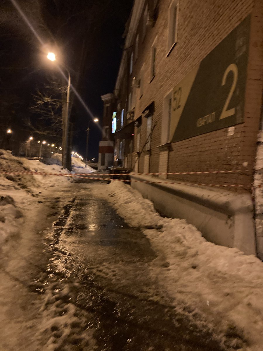 frolovteam's tweet photo. Теперь, что бы не чистить крыши можно ленточку повесить?? Тротуар к остановке, школе, больнице, магниту обойти невозможно …пр.обратить внимание п.мехзавод 2-52 @SamMobilePriem @SODEDDS https://t.co/gPmHyiv9LG