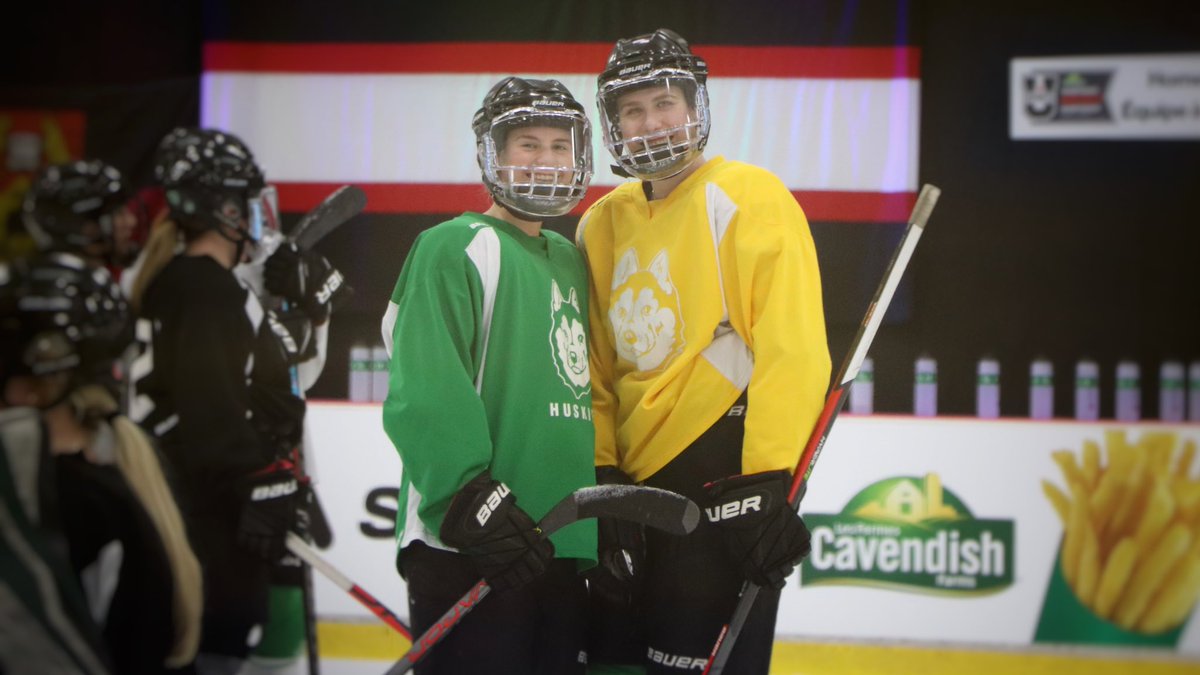 When @HuskiesWHKY spot the 📸 

Kate Ball &amp; Kara Kondrat have a picture perfect moment during the team’s final <a href="/USPORTS_Hockey/">U SPORTS Hockey</a> nationals practice.