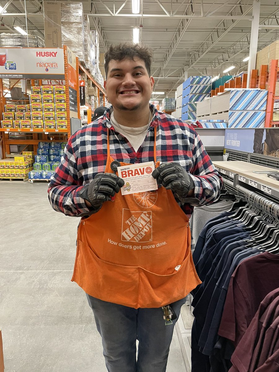 Shout out to Joe D21 for assisting in a team lift! No overexertion here. Thank you and continue to work safe! <a href="/DianaSundermann/">Diana Sundermann</a> @OscarM_8523 <a href="/Danny_Houze/">Danny Houze</a> @Fuerstenberg15