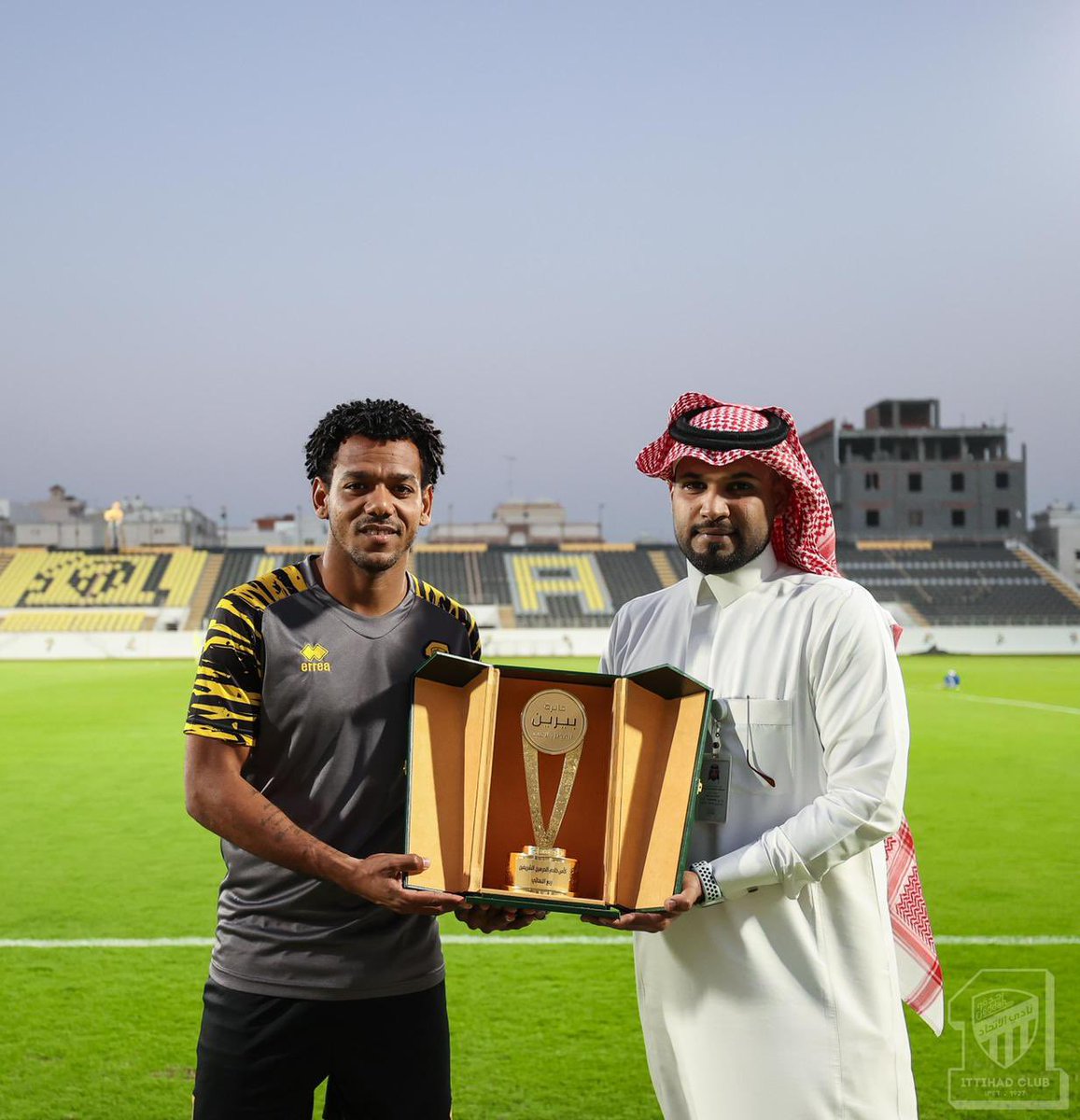 ittihad's tweet photo. نجمنا رومارينهو يحصد #جائزة_بيرين لأفضل لاعب في مباراتنا بربع نهائي الكأس الأغلى 😍👏🏻 https://t.co/cvi92zNQjH