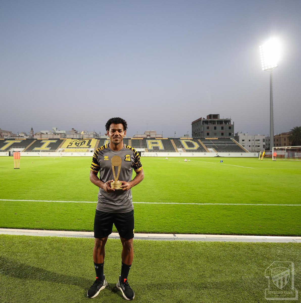 ittihad's tweet photo. نجمنا رومارينهو يحصد #جائزة_بيرين لأفضل لاعب في مباراتنا بربع نهائي الكأس الأغلى 😍👏🏻 https://t.co/cvi92zNQjH