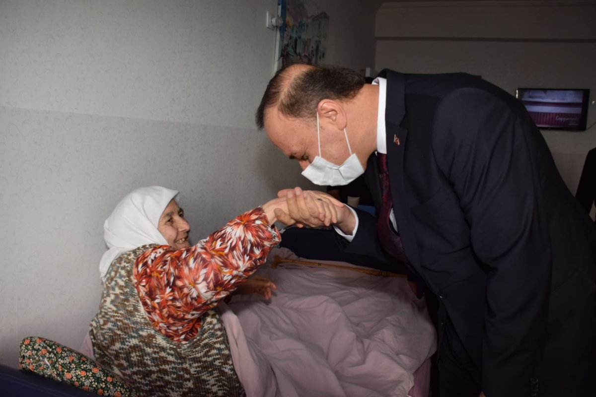 Abdullah_Erin47's tweet photo. 18-24 Mart #YaşlılarHaftası münasebetiyle, bizler için büyük birer nimet ve bereket vesilesi olan yaşlılarımızı ziyaret ederek, hayır dualarını aldık. https://t.co/NjCRnWDEDS