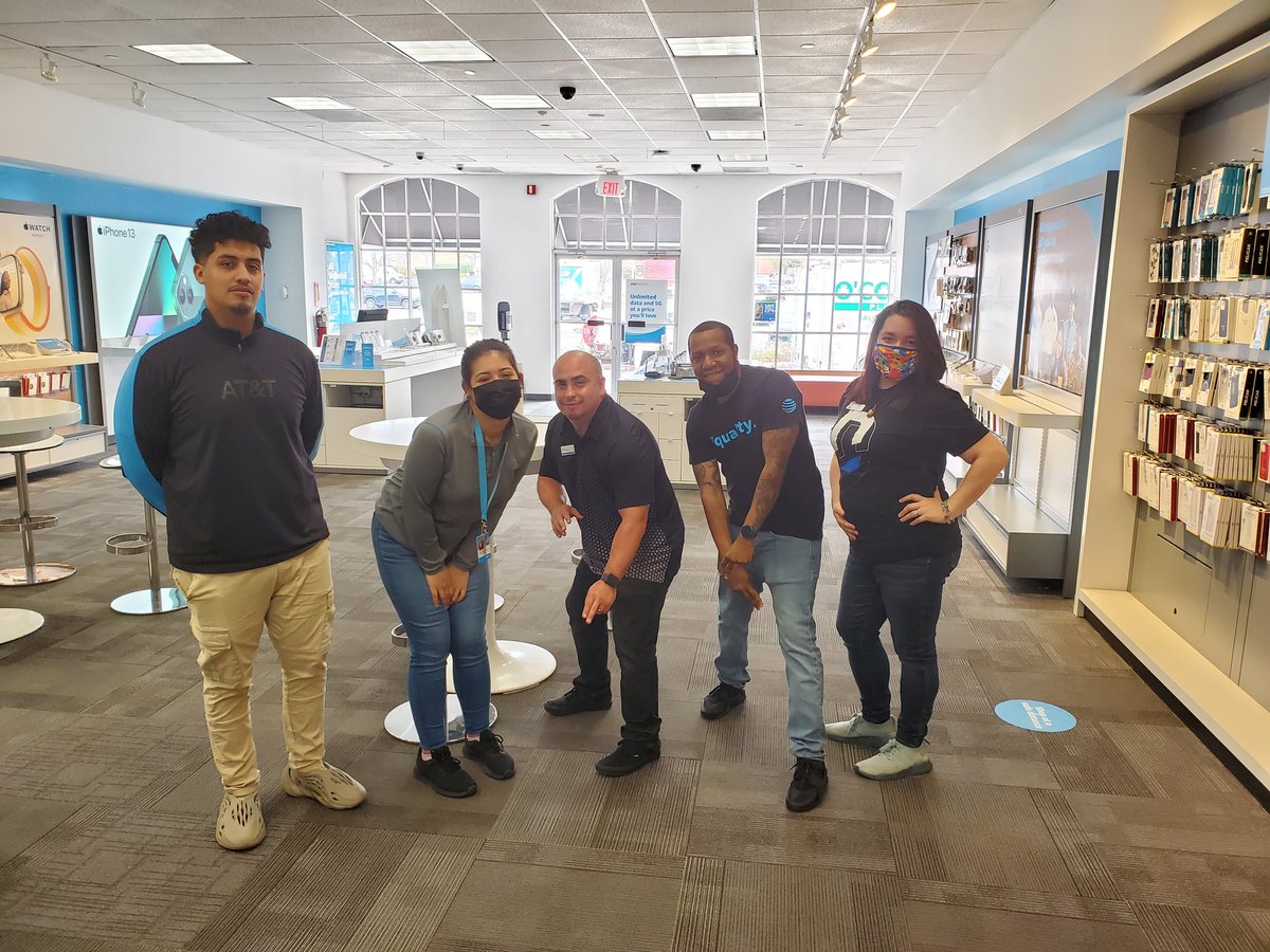 MickinsRob's tweet photo. Great store visit today at Gaithersburg. The crew was awesome. Great talks around Signature strategy. Getting ready for #Masswitchoversaturday @JjuradoMidAtl @ChaseRickman01 @DomDavis_ https://t.co/eo7mxlOZr2