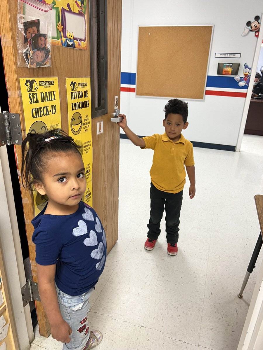 Fernand45811374's tweet photo. We are kind. Somos amables. RSE Pre-K. #HeartFirstCISD @ASaucedo_CISD #Weareclintisd https://t.co/7NPzXb2x3n
