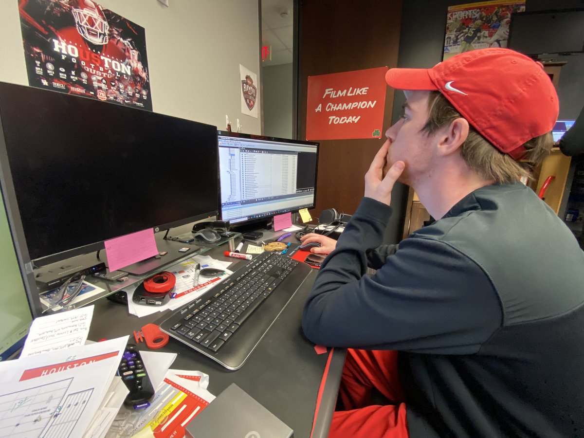 UHCougarFBVideo's tweet photo. That post practice grind for SB #8 here in the 3rd Ward. #GoCoogs #CSVA #WeKnowVideo https://t.co/vizOdTaA0F