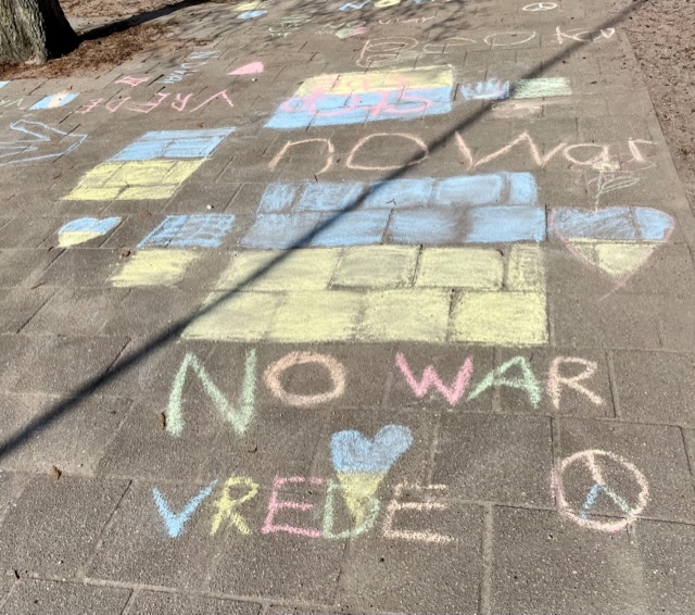 Verschillende Leerplein055-basisscholen hebben meegedaan aan de Grote Krijt Actie voor Oekraïne. Tekenen is voor kinderen vaak een manier om te verwerken en om te laten zien dat ze aan iemand denken. 💙💛 

#grotekrijtactie #apeldoorn #hartvooroekraine #oekraine #leerplein055