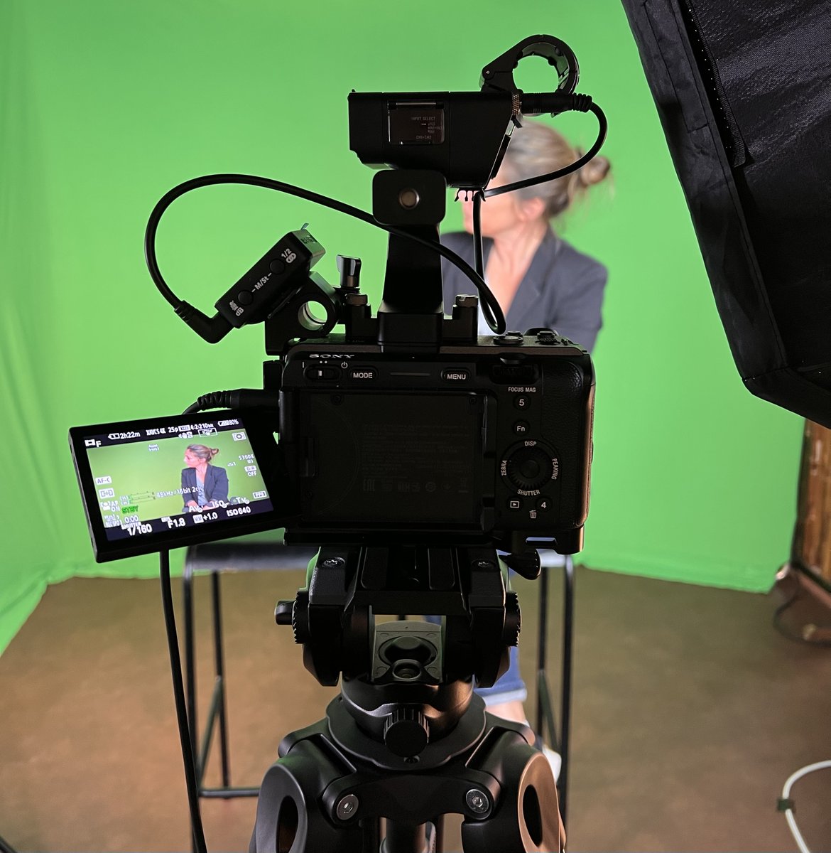 ArekipaProd's tweet photo. Cette scène n’a jamais existé, le saviez-vous ? 🪄
.
Quand tu n’as pas d’ami pour prendre  la photo… tu fais du montage ! 🟢 @AgnesViode 
.
#video #film #montage #arekipa https://t.co/jkZIiXsoRa