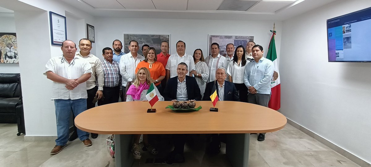 CCET_Tabasco's tweet photo. #Almomento Reciben los integrantes del @CCET_Tabasco  al Embajador Extraordinario y Plenipotenciario del Reino de Bélgica
Johan Verkamme @BelgicaMEX https://t.co/h9jG4YFnu4