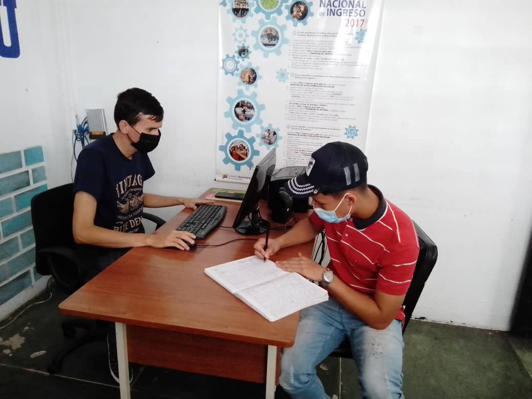 ColegiosZ's tweet photo. Equipo de Opsu brindando atención a los usuarios.@Berzabethg1 @ZonaEducTachira @DGCE_MPPE @MPPEDUCACION @NicolasMaduro https://t.co/1BoWRQWM7r