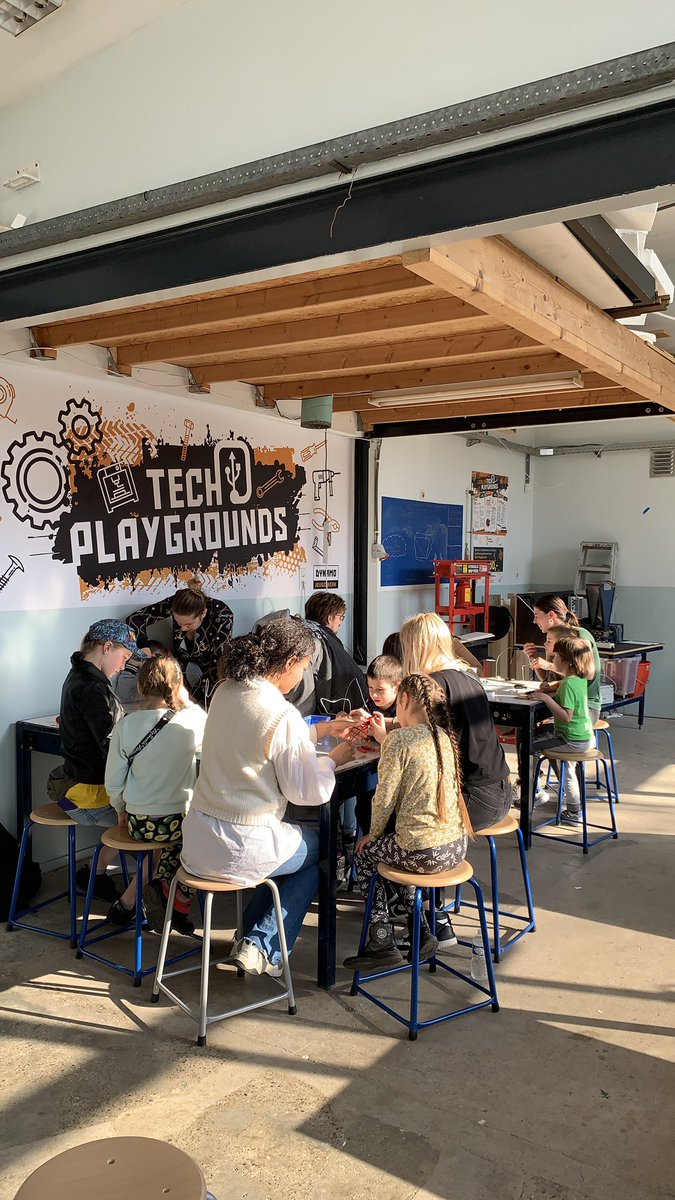 Vanmiddag even meegeholpen met de @TechPlaygrounds workshop voor kinderen uit Oekraïne. Ze wisten razendsnel de bibberspiralen te maken, met dank aan onze vrijwilligers en stagiaire Sanne! Daarna dus ook nog met de 3D-pennen aan de slag & 15-jarige was er waanzinnig goed in 🤩
