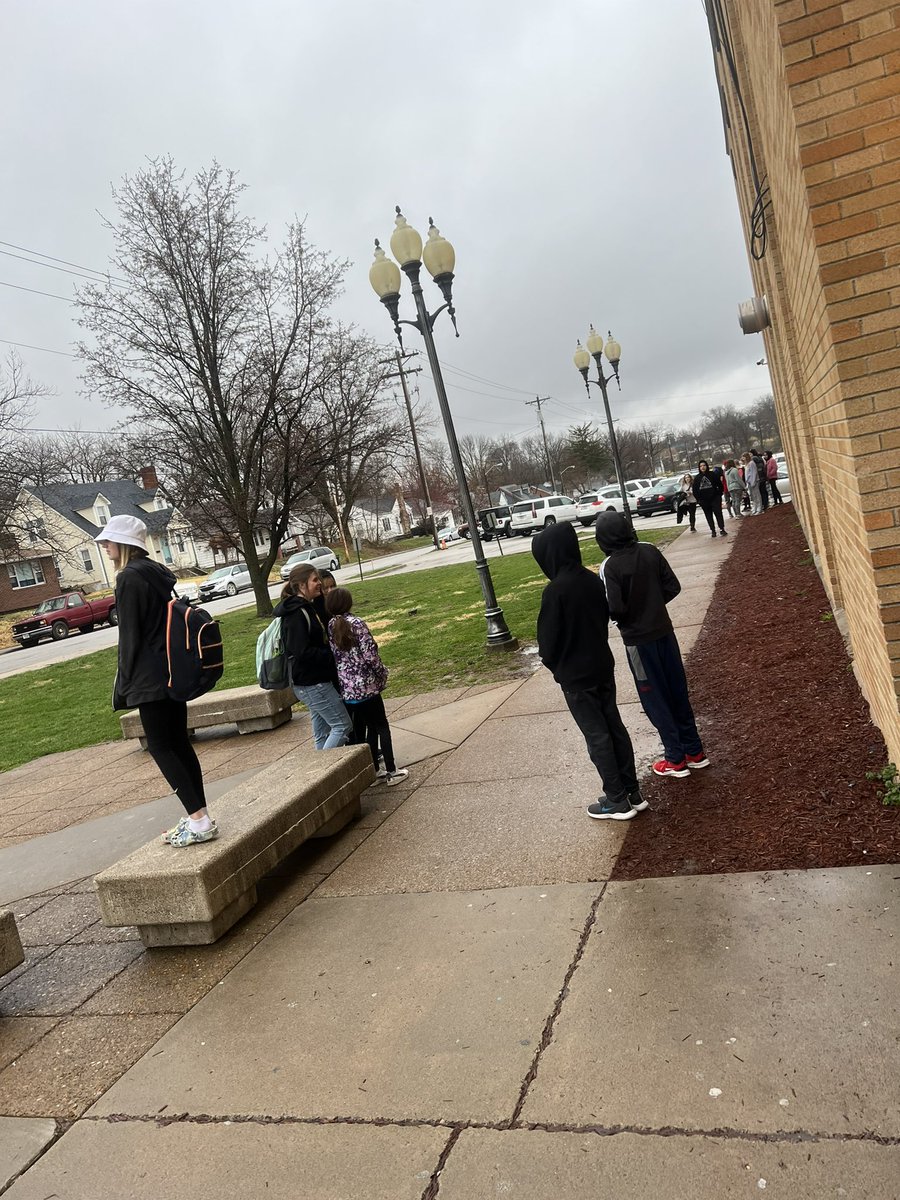 nikwaggoner's tweet photo. The FMS STUCO was out welcoming everyone to school this morning and handing out ducks to make people smile! #fmsteach #fmsproud #fmsstuco https://t.co/uSUU6OJwDU
