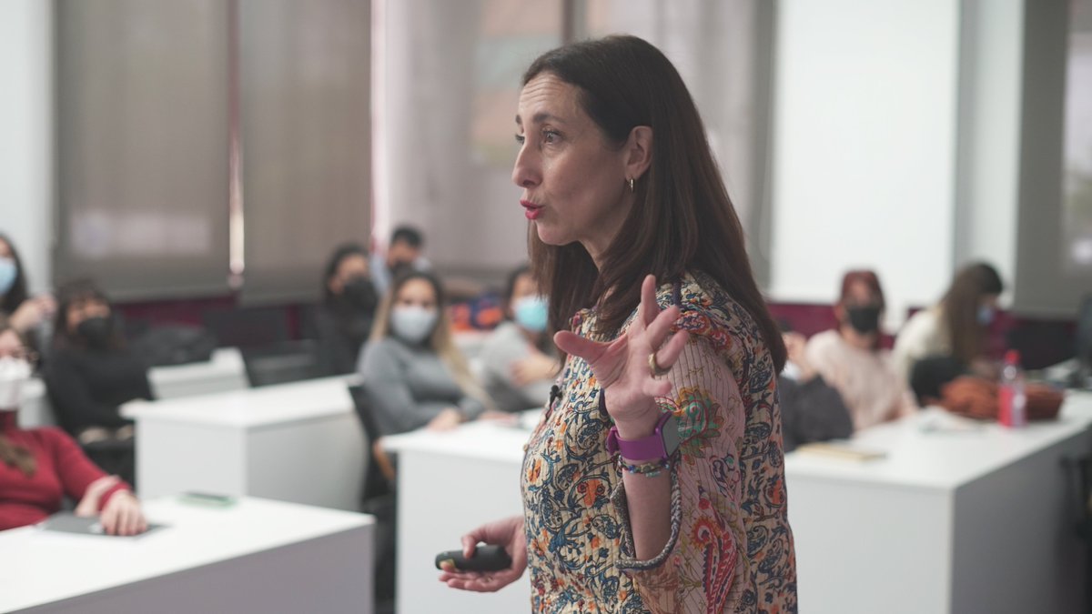EUDEbusiness's tweet photo. #EUDEtalks | Ayer por la tarde comenzó en @EUDEbusiness el ciclo de #conferencias que hemos organizado junto a @Randstad_es.🗣️

Tuvimos el privilegio de recibir a Samantha Servizio, Directora de Zona, quien desveló las claves y herramientas para triunfar en el mercado #laboral.✅ https://t.co/1qEtz2jw2q
