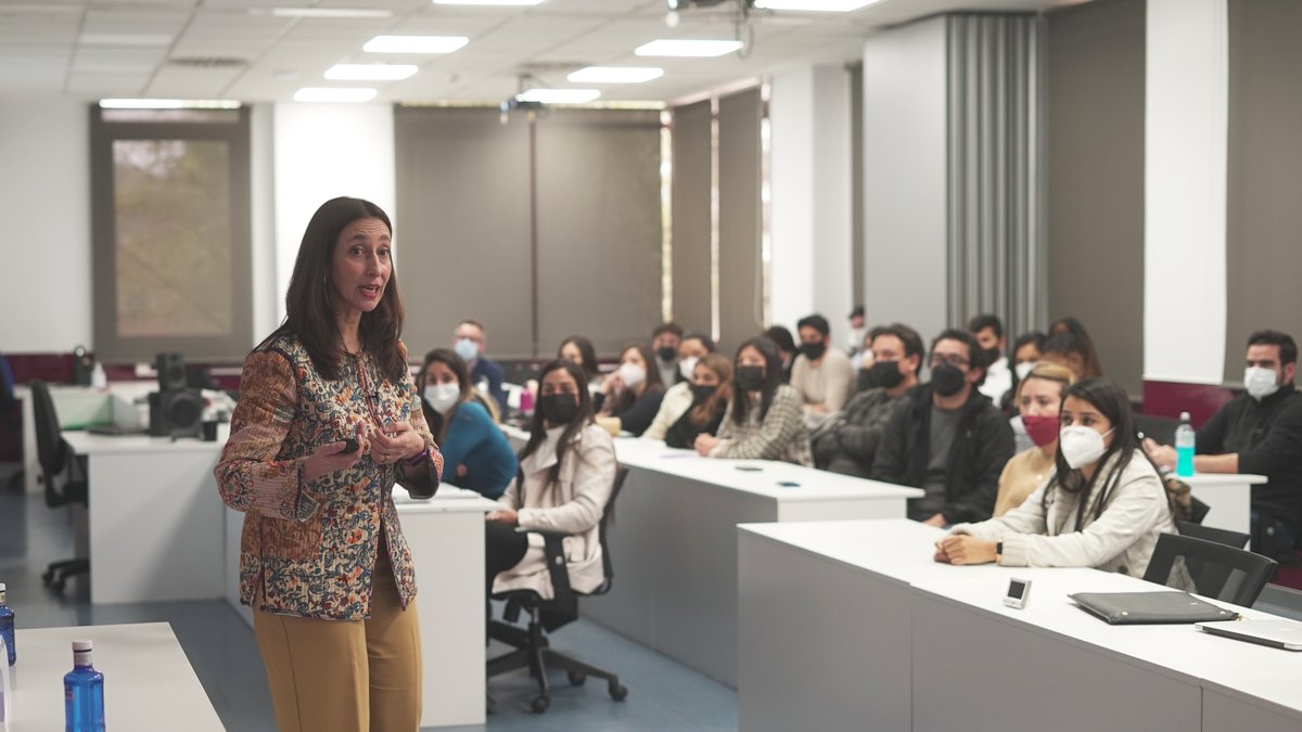 EUDEbusiness's tweet photo. #EUDEtalks | Ayer por la tarde comenzó en @EUDEbusiness el ciclo de #conferencias que hemos organizado junto a @Randstad_es.🗣️

Tuvimos el privilegio de recibir a Samantha Servizio, Directora de Zona, quien desveló las claves y herramientas para triunfar en el mercado #laboral.✅ https://t.co/1qEtz2jw2q