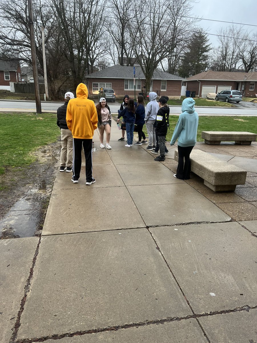 nikwaggoner's tweet photo. The FMS STUCO was out welcoming everyone to school this morning and handing out ducks to make people smile! #fmsteach #fmsproud #fmsstuco https://t.co/uSUU6OJwDU