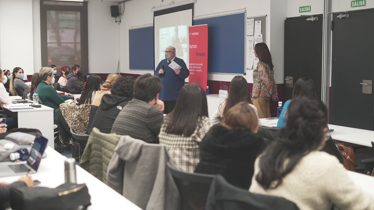 EUDEbusiness's tweet photo. #EUDEtalks | Ayer por la tarde comenzó en @EUDEbusiness el ciclo de #conferencias que hemos organizado junto a @Randstad_es.🗣️

Tuvimos el privilegio de recibir a Samantha Servizio, Directora de Zona, quien desveló las claves y herramientas para triunfar en el mercado #laboral.✅ https://t.co/1qEtz2jw2q