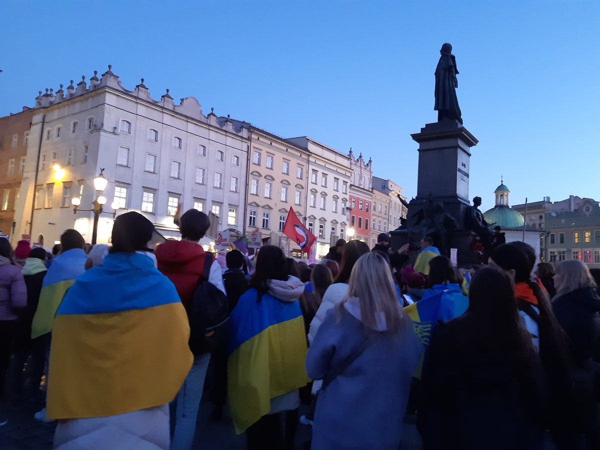 BzdzikotT's tweet photo. Trwa protest na Rynku Głównym w @krakow_pl - rowno miesiąc po rozpoczęciu agresji Rosji na Ukrainę. #CloseTheSky #MoreSanctions mówią obywatele Ukrainy i Polacy. Są też Białorusini i Rosjanie. @RadioKrakow https://t.co/UknHb5Ks8o