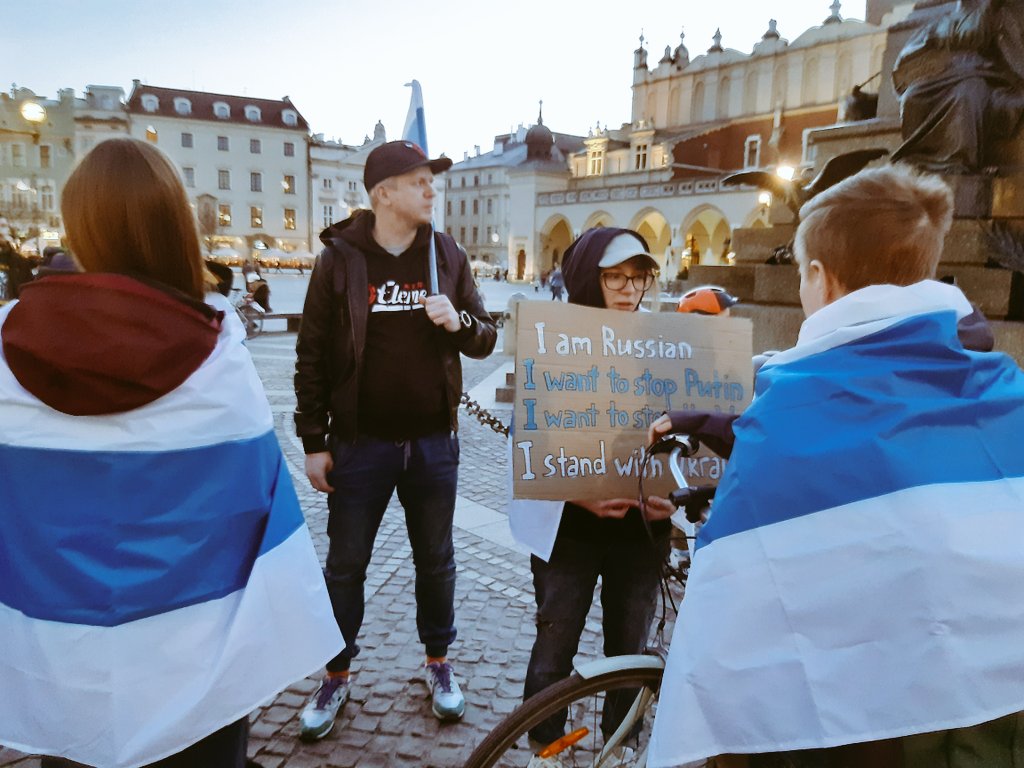 BzdzikotT's tweet photo. Trwa protest na Rynku Głównym w @krakow_pl - rowno miesiąc po rozpoczęciu agresji Rosji na Ukrainę. #CloseTheSky #MoreSanctions mówią obywatele Ukrainy i Polacy. Są też Białorusini i Rosjanie. @RadioKrakow https://t.co/UknHb5Ks8o