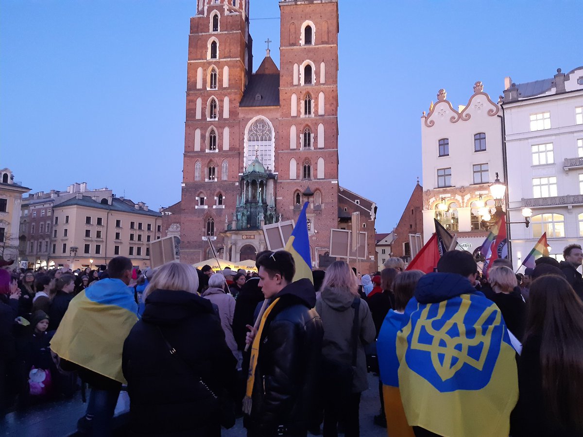BzdzikotT's tweet photo. Trwa protest na Rynku Głównym w @krakow_pl - rowno miesiąc po rozpoczęciu agresji Rosji na Ukrainę. #CloseTheSky #MoreSanctions mówią obywatele Ukrainy i Polacy. Są też Białorusini i Rosjanie. @RadioKrakow https://t.co/UknHb5Ks8o