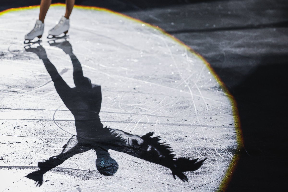 God save the prom queen
Teenage daydream
Just another dressed up heartbreak
God save the prom queen