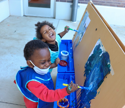 FlanceCenter's tweet photo. #ThrowbackThursday to when our Silver Maple kiddos were outside painting the colors of the sky. 🎨 They made unique shades of blue while talking about the sky. 👨🏽‍🎨

As the weather continues to get better, we encourage our children, staff, &amp; families to spend more time outdoors.☀️ https://t.co/EIDQEe6YQF