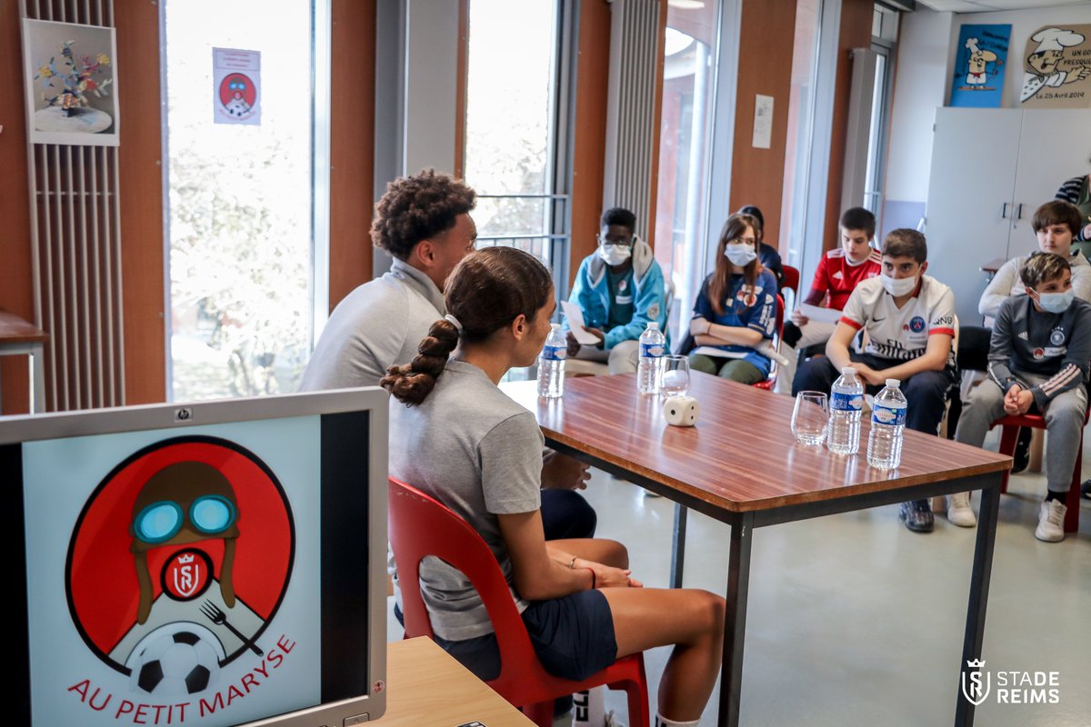StadeDeReims's tweet photo. Dans le cadre de la semaine de la presse et des médias à l'école, les joueurs et joueuses du Stade de Reims sont venus rendre visite aux élèves SEGPA du collège Maryse Bastié de Reims. 👀

#SPME2022 #SemaineDeLaPresse #TeamSDR https://t.co/mw8Vovo7C4