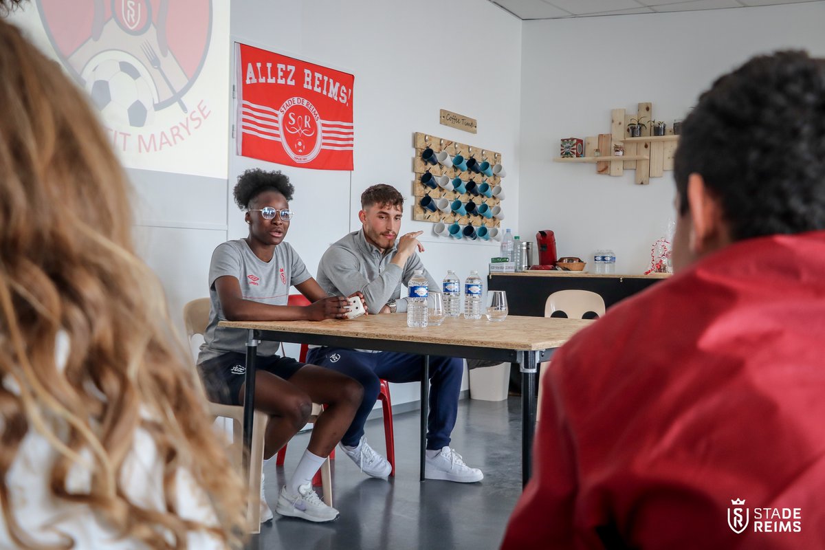 StadeDeReims's tweet photo. Dans le cadre de la semaine de la presse et des médias à l'école, les joueurs et joueuses du Stade de Reims sont venus rendre visite aux élèves SEGPA du collège Maryse Bastié de Reims. 👀

#SPME2022 #SemaineDeLaPresse #TeamSDR https://t.co/mw8Vovo7C4