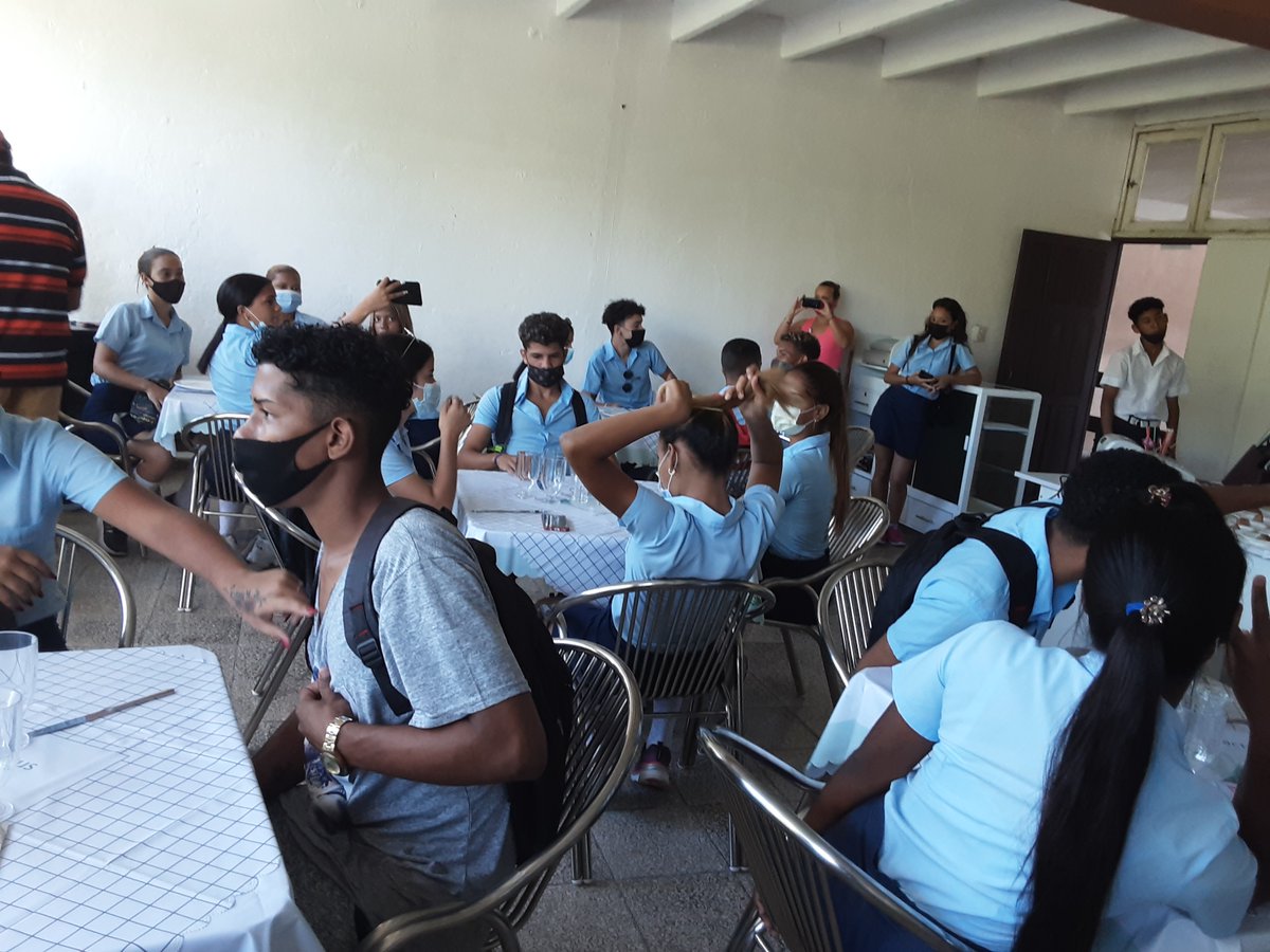 #Cuba#CubaMined #EducaciónGuantánamo #EducaciónBaracoa Estudiantes de de Servicios Gastronómicos y colegio universitario del IPU Julio Antonio Mella desarrollan feria del saber,haciendo uso de los medios del proyecto PROFET@CubaMined <a href="/elsa_ena/">Ena Elsa Velázquez Cobiella</a> @EducaGtmo <a href="/maria_laviste/">Raquel Maria Laviste Villafruela</a>
