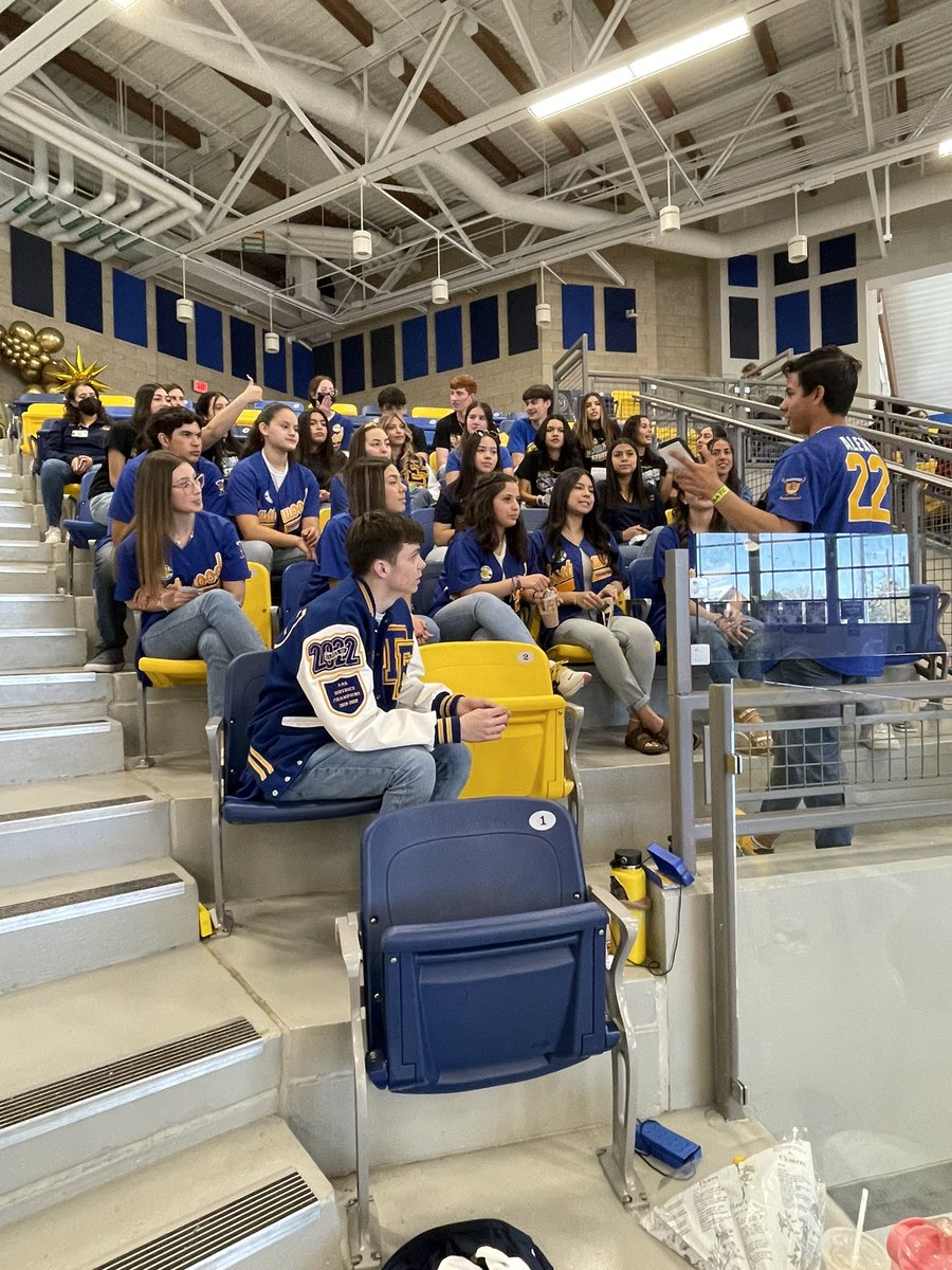 dem915boys's tweet photo. This is what โschool leadershipโlooks like and should be modeled after. Empowering our students as leaders can and will change the culture of our schools. #THEDISTRICT #StudentLeadershipMatters #EmpoweringFutureLeaders https://t.co/mQtY7tPoMw