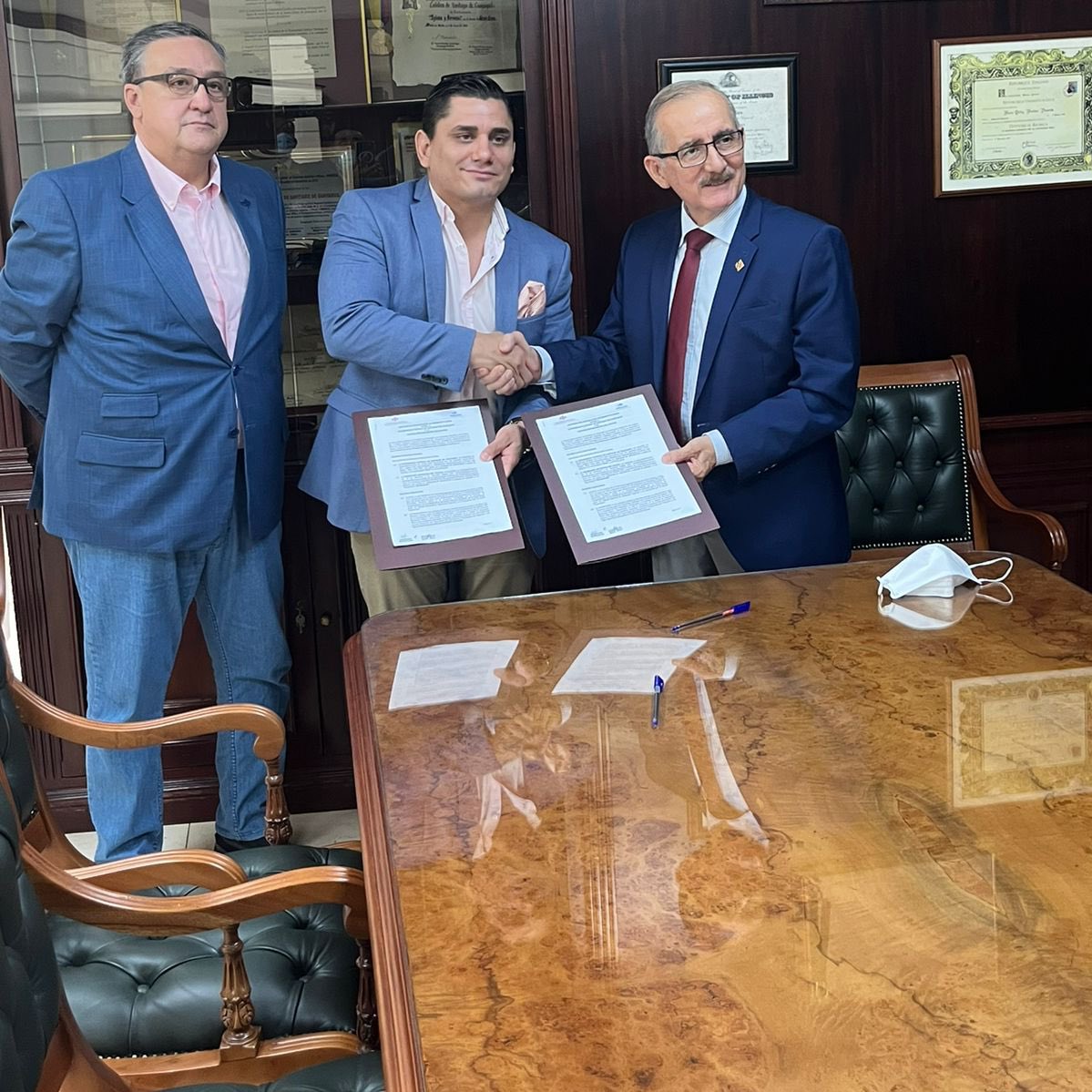 RobertoIbanez_R's tweet photo. ¡Grandes alianzas crean grandes legados!

Junto a la @ucatolicagye y @Fede_Guayas firmamos un convenio que involucra varios beneficios.

✅Intercambio de escenarios para la practica deportiva

✅Prácticas preprofesionales

✅Los atletas podrán aplicar a diferentes carreras https://t.co/DjazSNggFA
