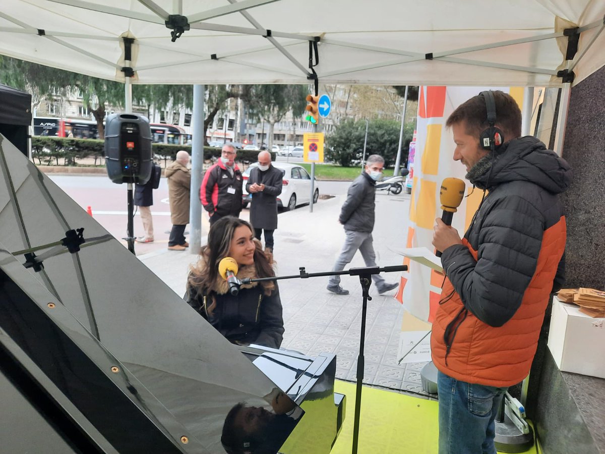 3Cat Corporatiu (@3catcorporatiu) on Twitter photo 🎹L'<a href="/assaig_general/">Assaig general</a> de <a href="/catalunyamusica/">Catalunya Música</a> ha portat al #pianoalcarrer de <a href="/CatalunyaRadio/">Catalunya Ràdio</a> una de les participants al <a href="/mariacanals_bcn/">Concurs Maria Canals</a> 2022, la valenciana María Linares, que ha ofert una actuació i ha contestat les preguntes d’<a href="/alberttorrens2/">Albert Torrens</a>
#MariaCanals #Johitoco #portacua 🎹L'<a href="/assaig_general/">Assaig general</a> de <a href="/catalunyamusica/">Catalunya Música</a> ha portat al #pianoalcarrer de <a href="/CatalunyaRadio/">Catalunya Ràdio</a> una de les participants al <a href="/mariacanals_bcn/">Concurs Maria Canals</a> 2022, la valenciana María Linares, que ha ofert una actuació i ha contestat les preguntes d’<a href="/alberttorrens2/">Albert Torrens</a>
#MariaCanals #Johitoco #portacua