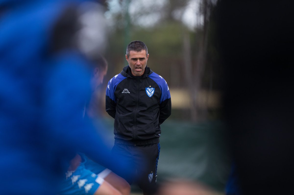 Velez's tweet photo. INTERINATO EN MARCHA

✅ Con Julio Vaccari al frente del equipo, #Vélez entrenó esta mañana en la Villa Olímpica.

👨🏻‍💻 https://t.co/RrtIWHZIox

⚪️🔵⚪️ https://t.co/6VdMhoamU5