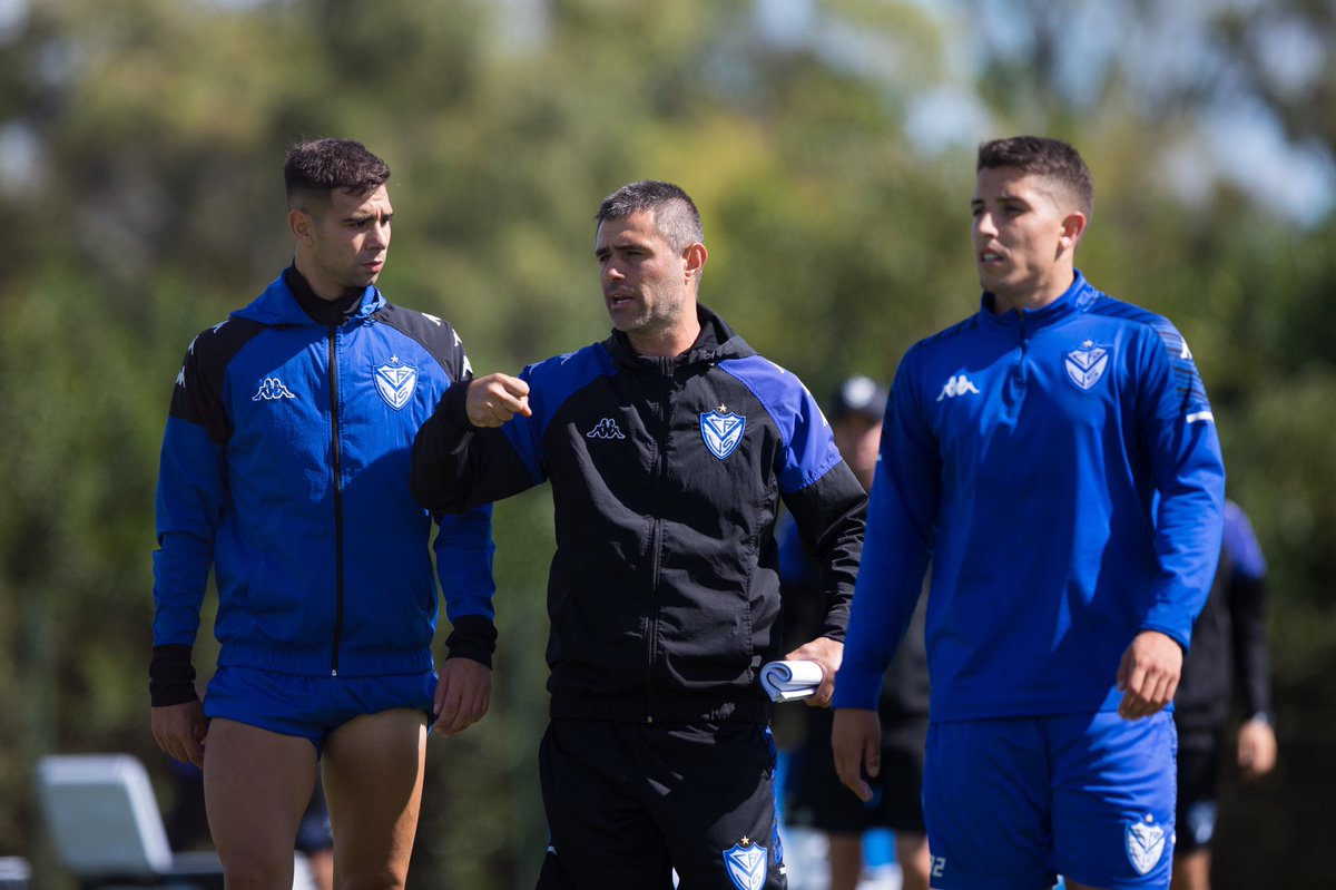 Velez's tweet photo. INTERINATO EN MARCHA

✅ Con Julio Vaccari al frente del equipo, #Vélez entrenó esta mañana en la Villa Olímpica.

👨🏻‍💻 https://t.co/RrtIWHZIox

⚪️🔵⚪️ https://t.co/6VdMhoamU5