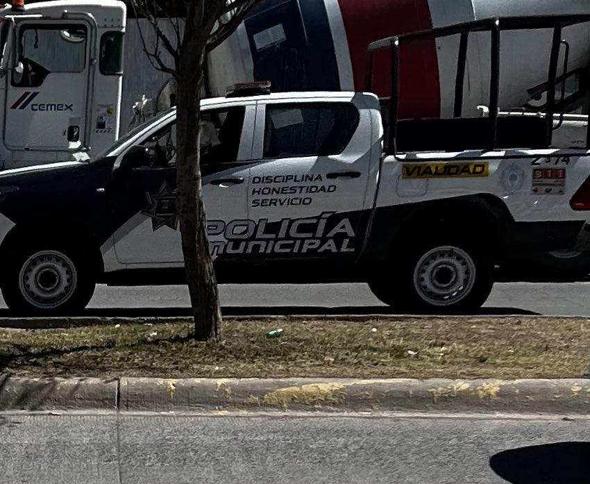 jiMMy_GeVe's tweet photo. Estos amigos policías “disciplinados y honestos” siguieron a un taxista por dar una vuelta continua solo para pedirle mordida, cuando me vieron tomando las fotos se enojaron y se fueron #durango #vialidad #policiamunicipal  @AispuroDurango https://t.co/ItIpXnVQ8F