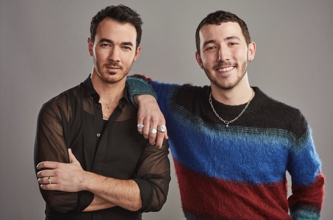 mutualjonas's tweet photo. Just take a look on this glow up! 🤩 https://t.co/X2cYM4hisD